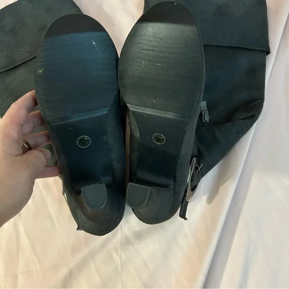 Woman’s knee high grey boots - Picture 11 of 15